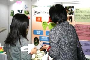 取材を受ける学生
