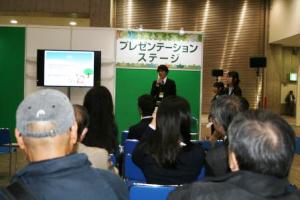 来訪者で賑わう会場