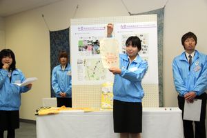 学生による「まち歩きマップ・小道具」の説明