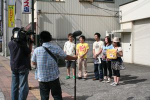 ①お笑い芸人のパワフルコンビーフと一緒に撮影開始