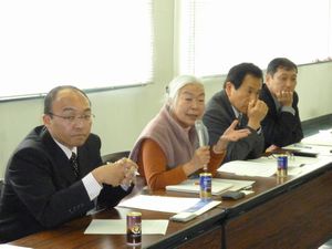 学生と議論する秩父地域関係者