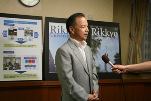 記者団からの質問に答える本学吉岡総長